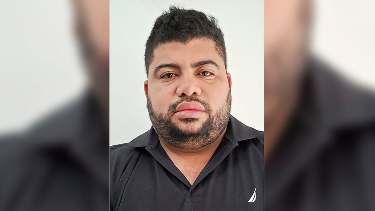 El funcionario fue capturado por miembros de la Dijín luego de una investigación que duró aproximadamente año y medio. Ahora deberá responder ante la Justicia por varios delitos.