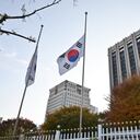 Las banderas nacionales de Corea del Sur ondean a media asta en el complejo gubernamental de Seúl el 30 de octubre de 2022, después de la estampida de Halloween en el popular distrito de Itaewon de la capital. - Más de 150 personas murieron y decenas más resultaron heridas en una estampida en un evento de Halloween repleto en el centro de Seúl a última hora del 29 de octubre, dijeron las autoridades, en uno de los peores accidentes en tiempos de paz de Corea del Sur. (Foto de Jung Yeon-je / AFP)