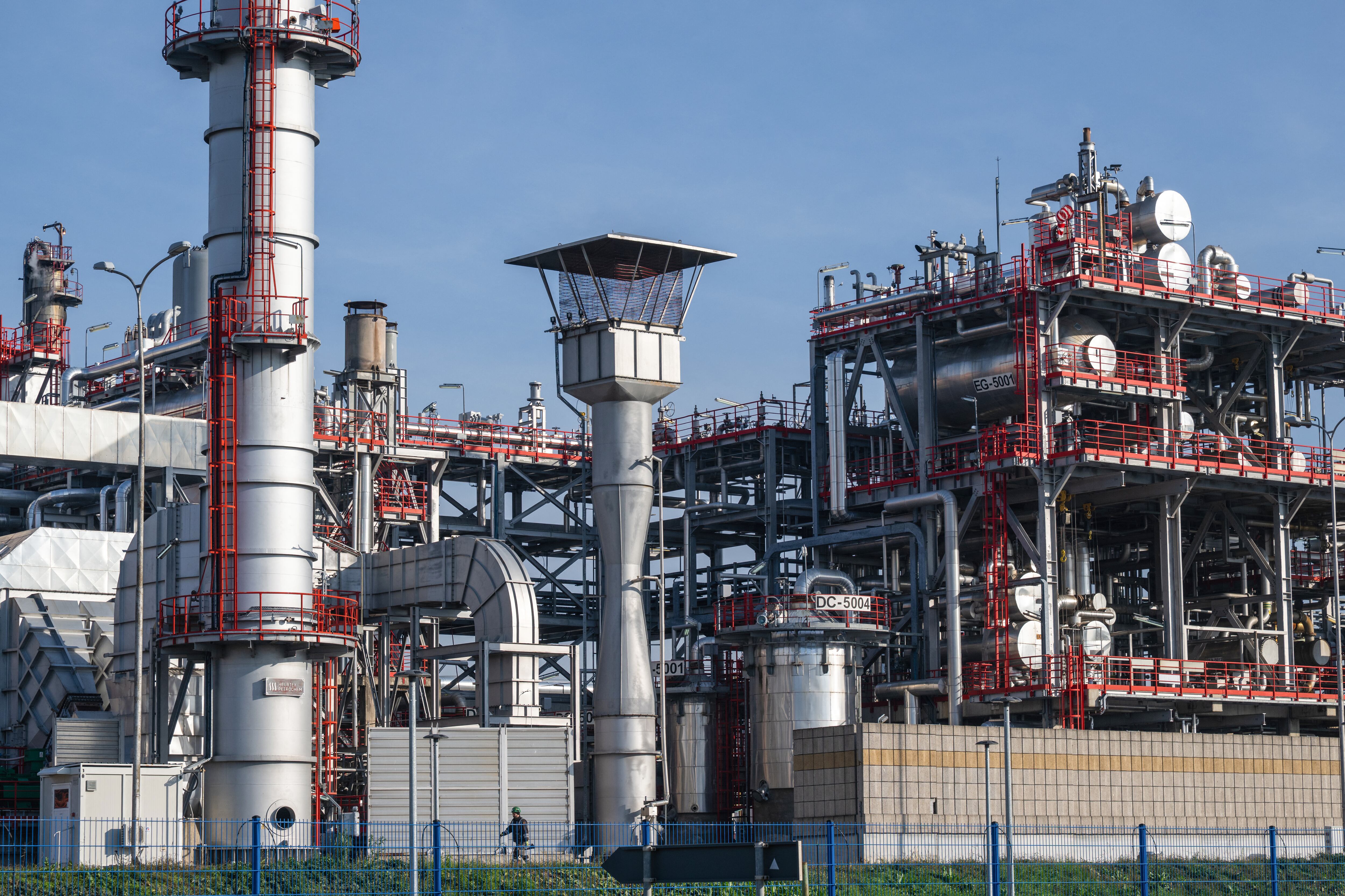 Esta fotografía muestra la Industria Petrolera de Serbia (NIS), única refinería de petróleo de Serbia, que ha detenido su producción y está a punto de cerrar debido a las sanciones estadounidenses en Pánčevo el 10 de diciembre de 2025.