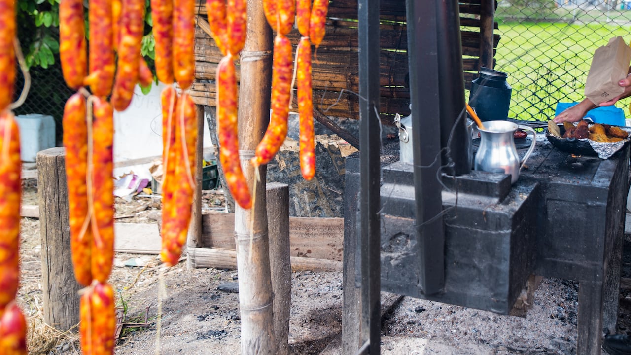 Desde que empezó a subir el costo de los embutidos y demás alimentos procesados, las ventas de mota aumentaron en las curtiembres.