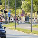 En la imagen se observa un grupo de personas que fue evacuado del establecimiento.