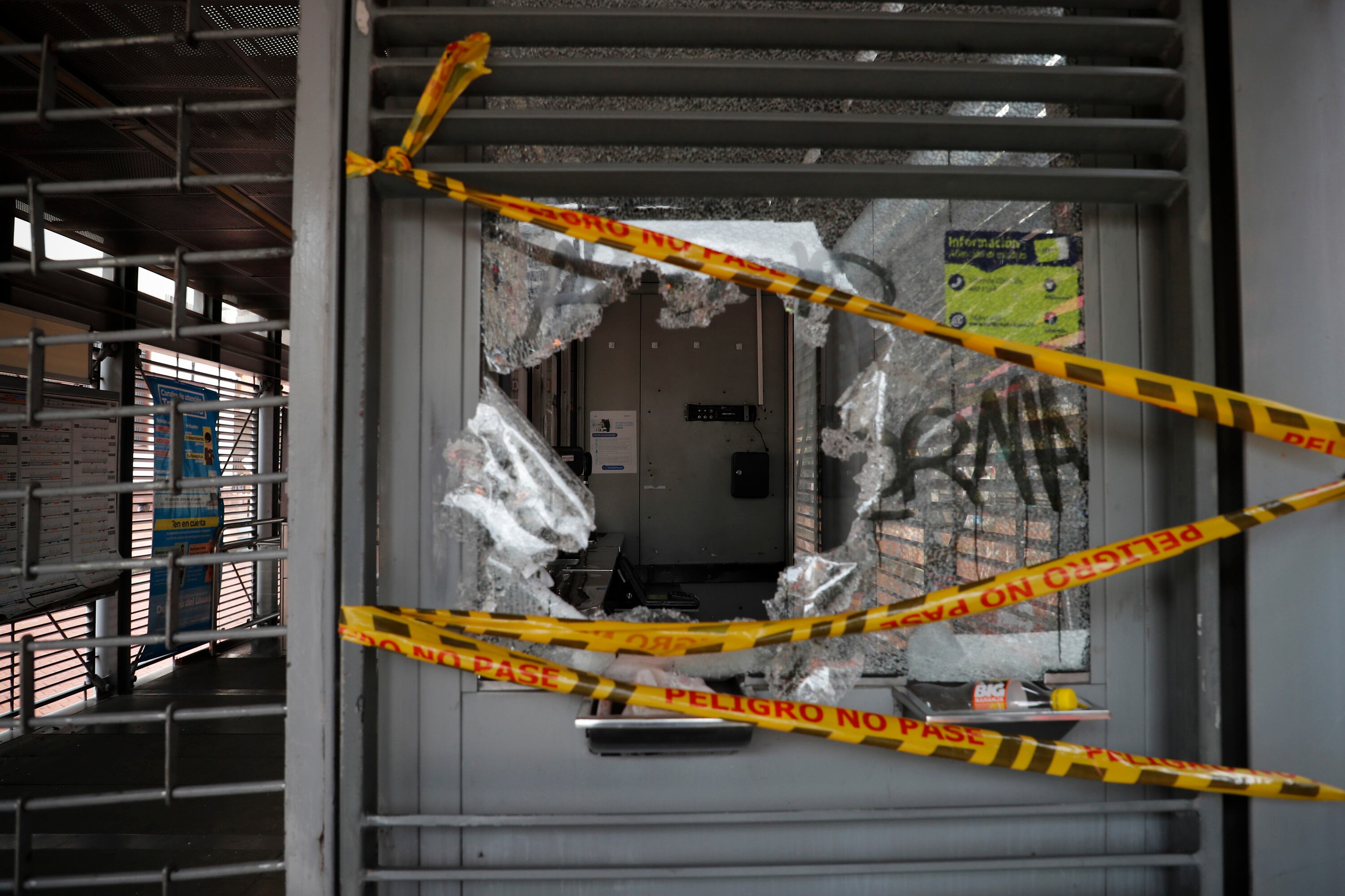 Daños en la estación Museo del Oro de transmilenio  por vándalos durante las protestas  contra la reforma tributaria
Bogota mayo 3 del 2021
Foto Guillermo Torres Reina / Semana