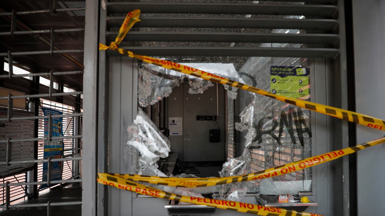 Daños en la estación Museo del Oro de Transmilenio por vándalos durante las protestas