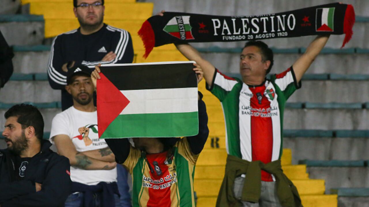 Los fanáticos palestinos asisten al partido de vuelta de la fase de grupos de la Copa Libertadores entre Millonarios de Colombia y Palestino de Chile en el estadio El Campín de Bogotá, Colombia. (Foto de Daniel Garzón Herazo/NurPhoto vía Getty Images)