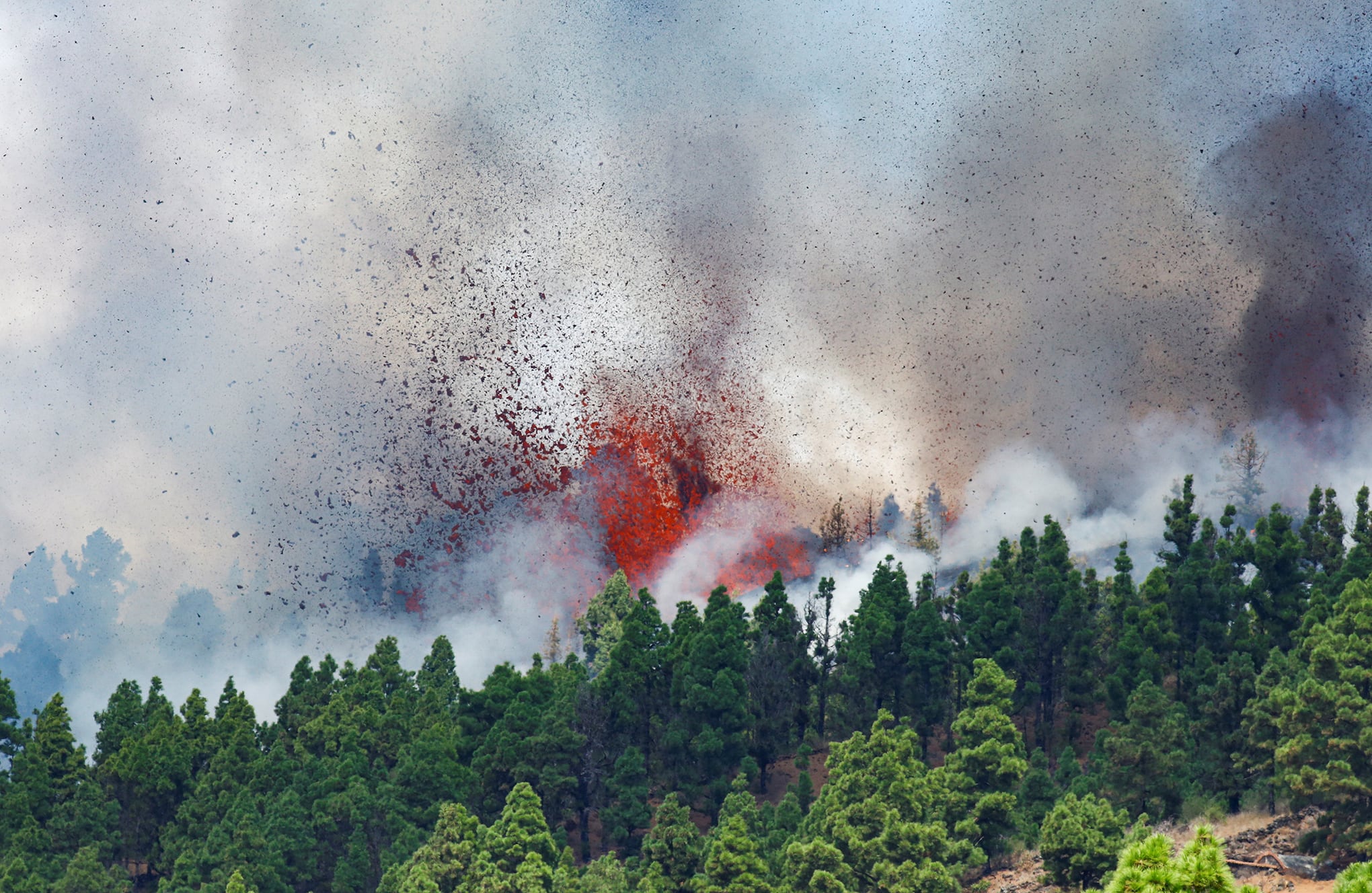 En Imágenes erupción de volcán en la isla canaria de La Palma, España