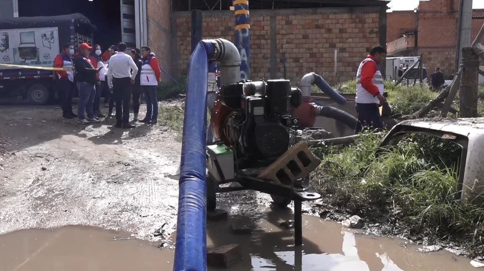 Se hizo necesario utilizar motobombas para poder sacar el agua represada.
