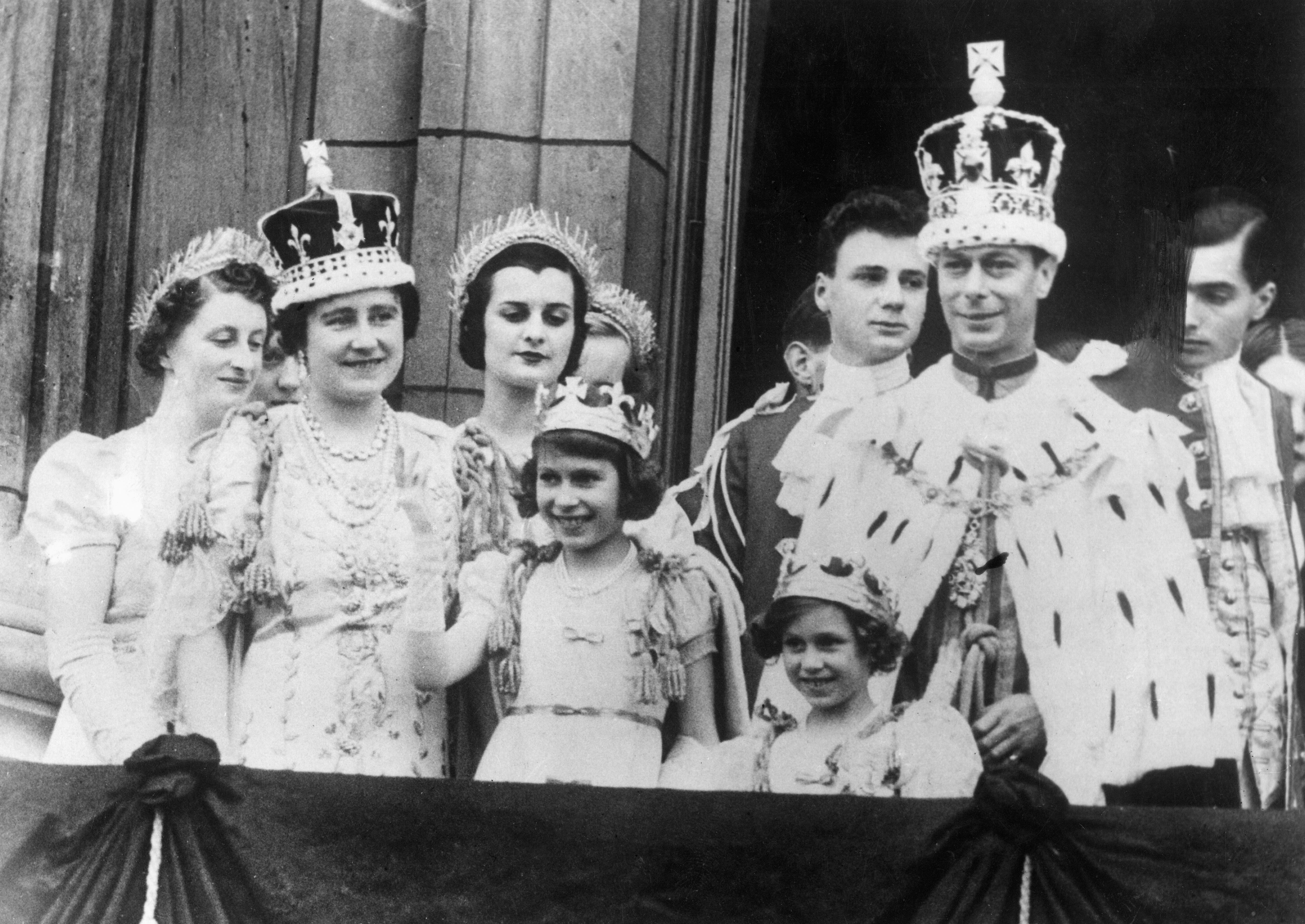 La corona que la Reina Madre (atrás, izquierda) usó en la coronación de Jorge VI, en 1937, será la que lleve Camilla el año que viene en la coronación de Carlos
