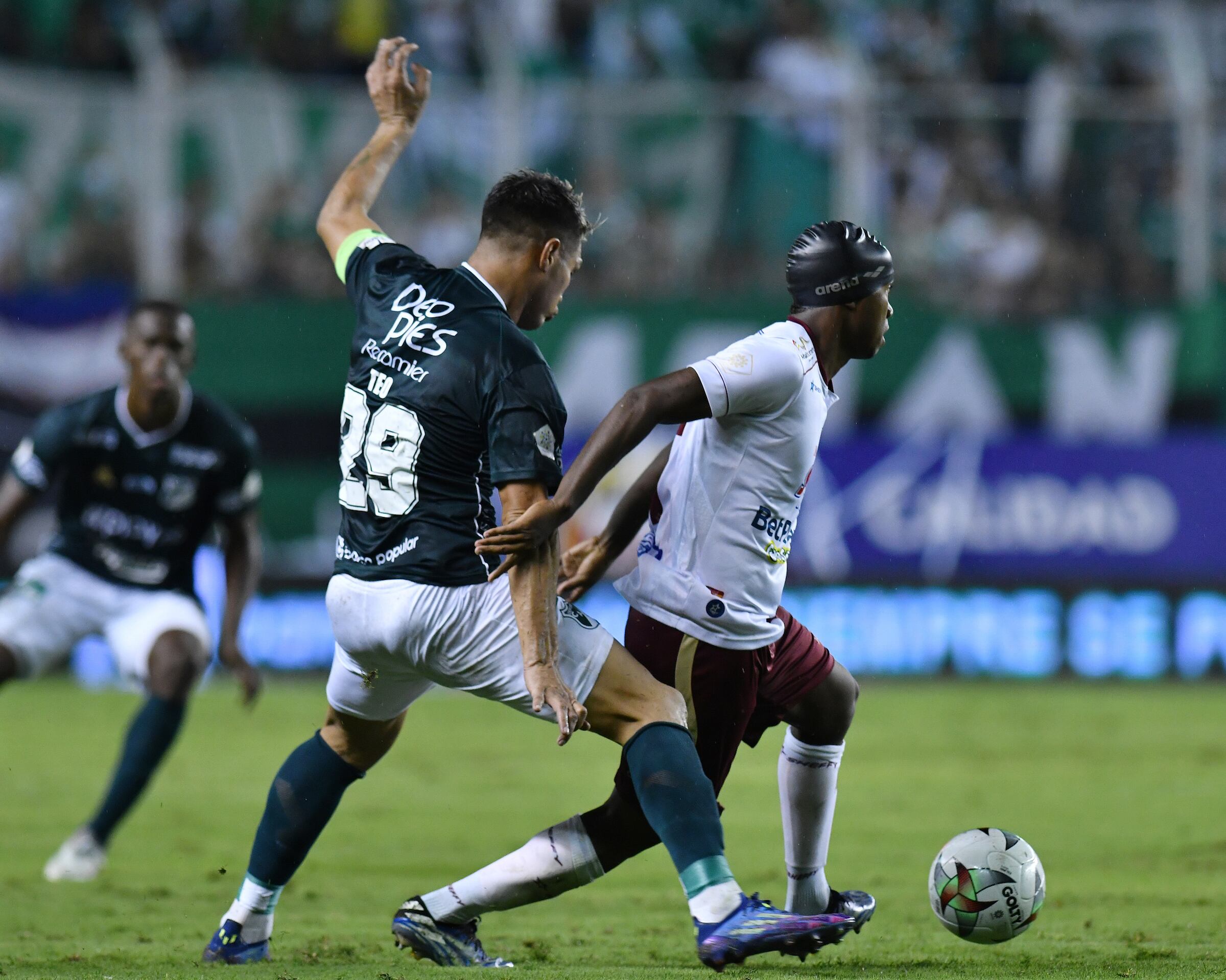 PALMIRA – COLOMBIA, 19-12-2021: Jugadores del Cali y Tolima durante el partido entre Deportivo Cali y Deportes Tolima por la final ida de la Liga BetPlay DIMAYOR II 2021 jugado en el estadio Deportivo Cali de la ciudad de Palmira. / Players of Cali and Tolima during match between Deportivo Cali and Deportes Tolima for the first leg final as part of BetPlay DIMAYOR League II 2021 played at Deportivo Cali stadium in Palmira city. Photos: VizzorImage / Nelson Ríos / Cont