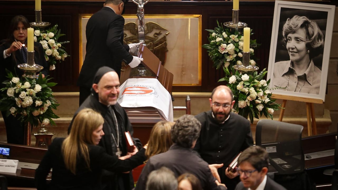 Bogotá. Junio 30 de 2025. En el Salón Elíptico del Capitolio Nacional se instaló la cámara ardiente de Nidia Quintero Turbay de Balcázar. Familiares, allegados y ciudadanos se congregaron para rendirle homenaje y despedirla en un acto solemne