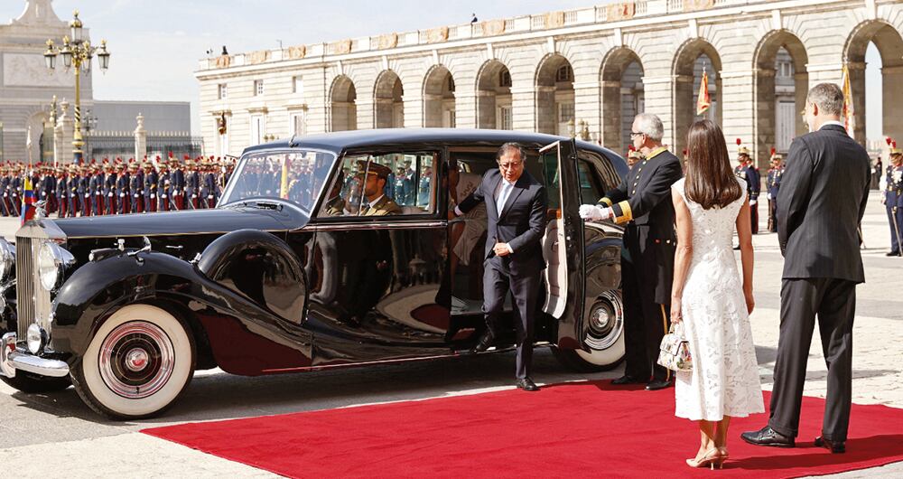 El mandatario llegó a bordo del que era el carro del dictador de derecha, a quien Petro ha criticado.