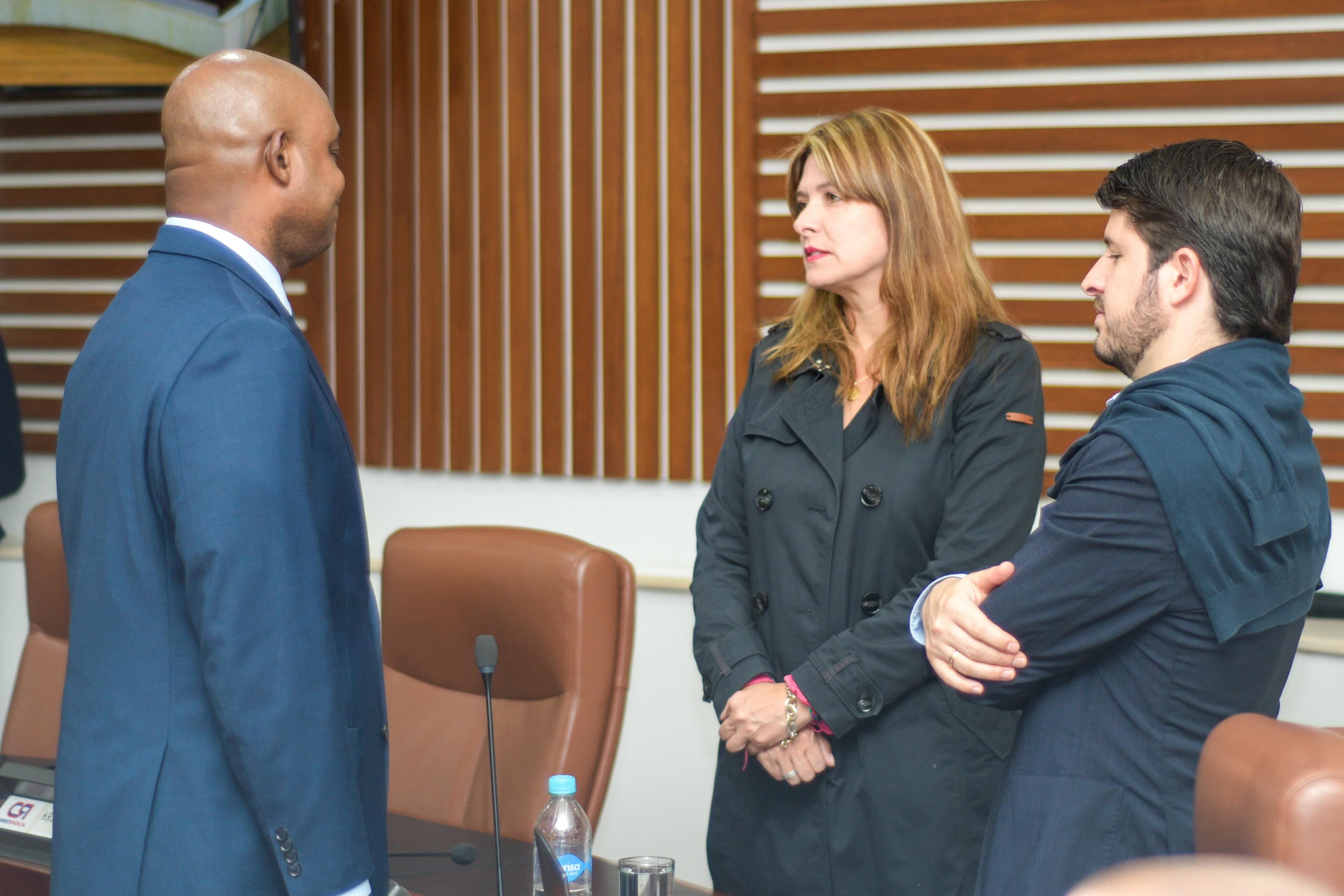 Luis Gilberto Murillo, Juana Carolina Londoño y Luis Miguel López.