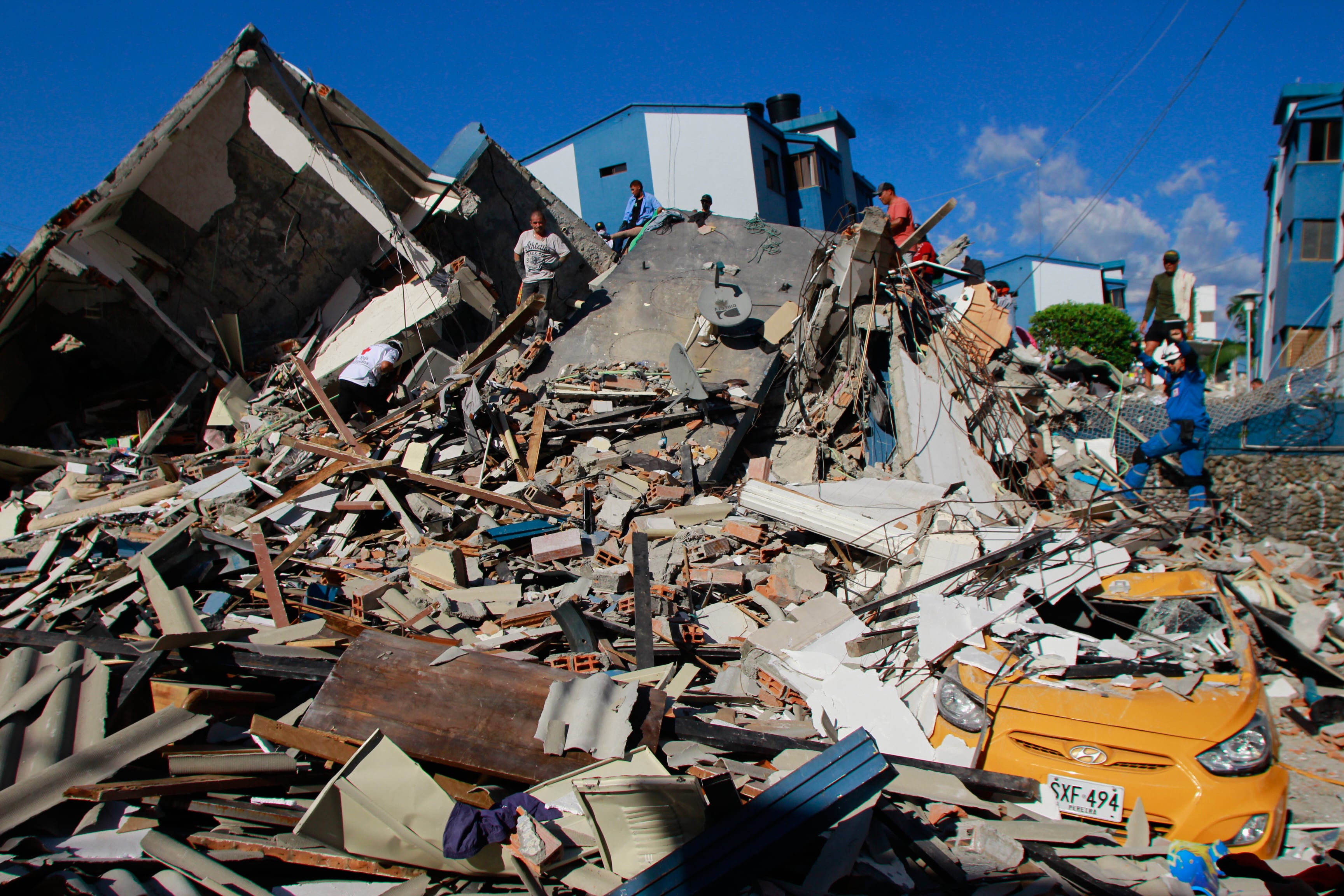 Residentes buscan entre los escombros tras el terremoto que azotó Pereira, Colombia, el lunes 10 de agosto de 2026. (Foto AP/Miguel Angel Lopez)