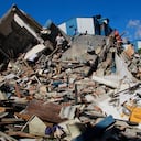 Residentes buscan entre los escombros tras el terremoto que azotó Pereira, Colombia, el lunes 10 de agosto de 2026. (Foto AP/Miguel Angel Lopez)