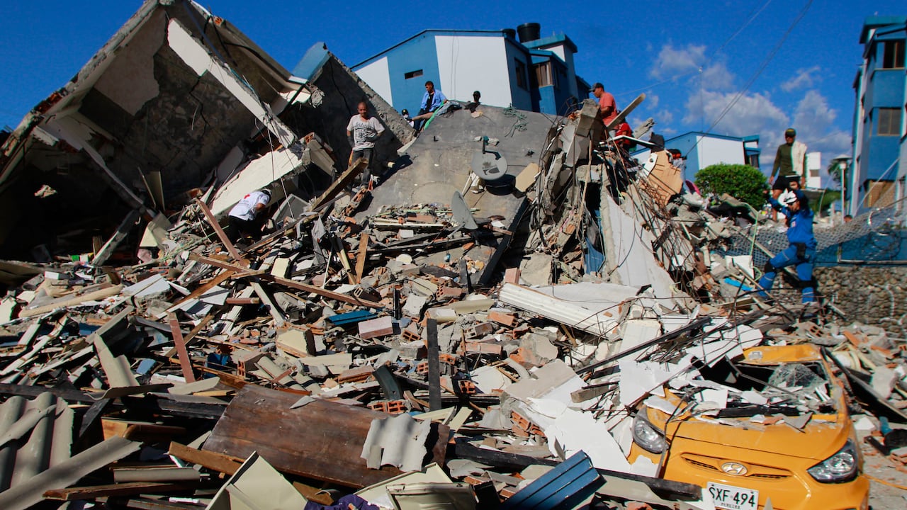 Residentes buscan entre los escombros tras el terremoto que azotó Pereira, Colombia, el lunes 10 de agosto de 2026.