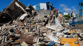 Residentes buscan entre los escombros tras el terremoto que azotó Pereira, Colombia, el lunes 10 de agosto de 2026. (Foto AP/Miguel Angel Lopez)