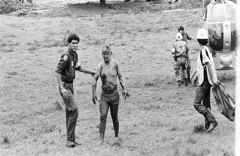 Después de recibir los primeros auxilios los rescatistas lavaron su cuerpo con una manguera y procedieron a sacarlo del lugar.