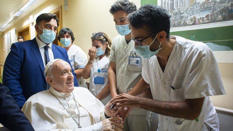 El Papa Francisco saluda a enfermeros del hospital Gemelli de Roma tras presidir el Ángelus desde un balcón en la décima planta.
