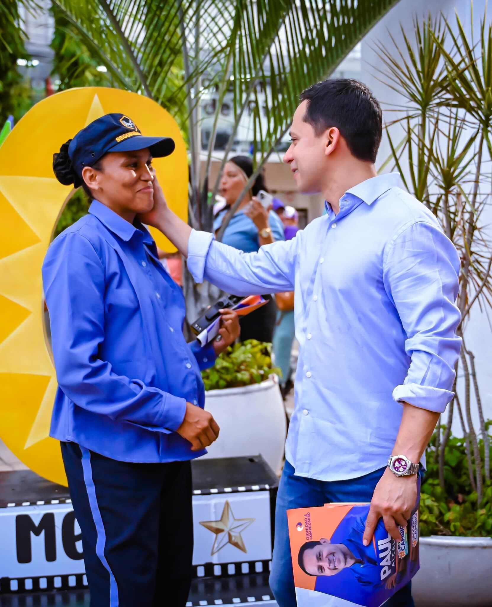 El candidato propone contratar seguridad privada.