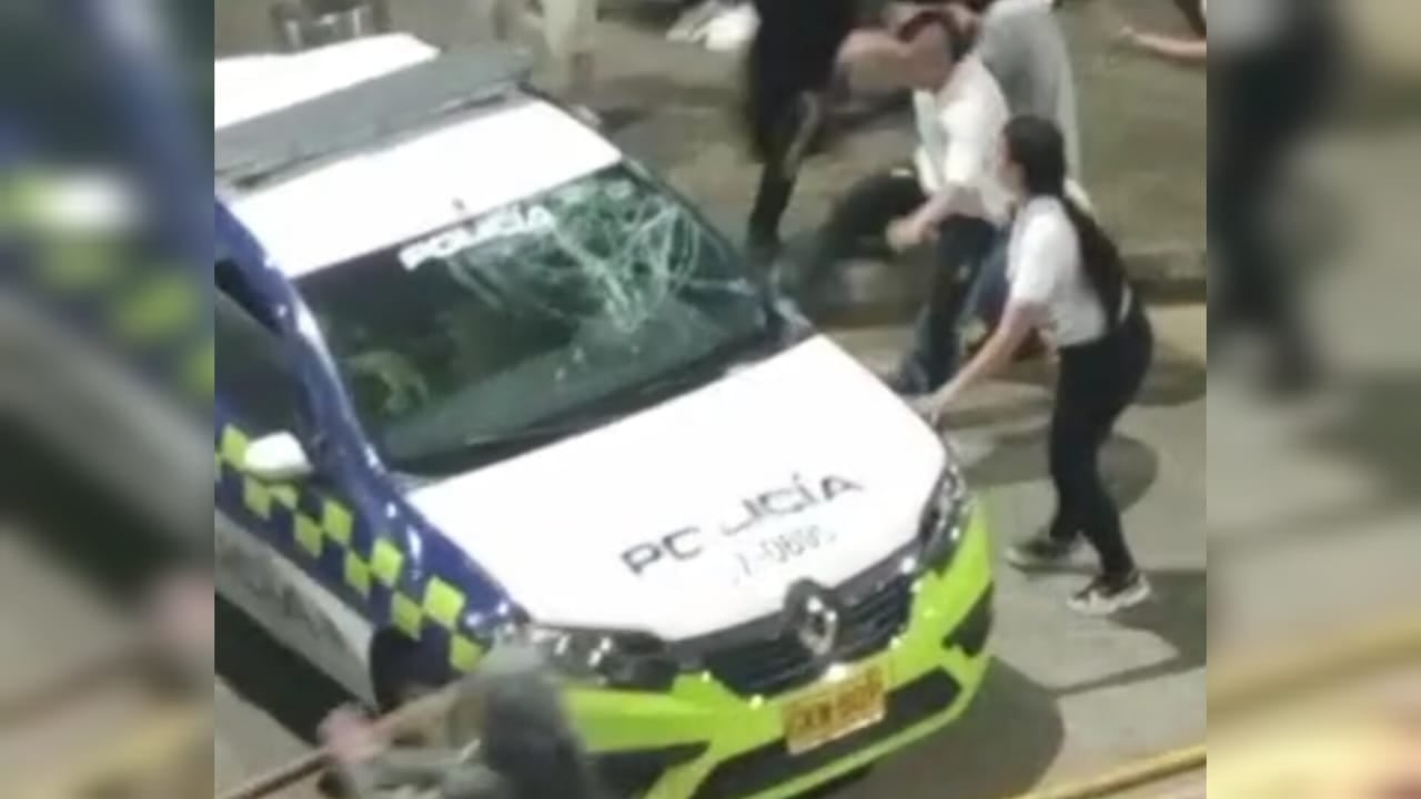 Una motocicleta de la misma insitución fue incinerada