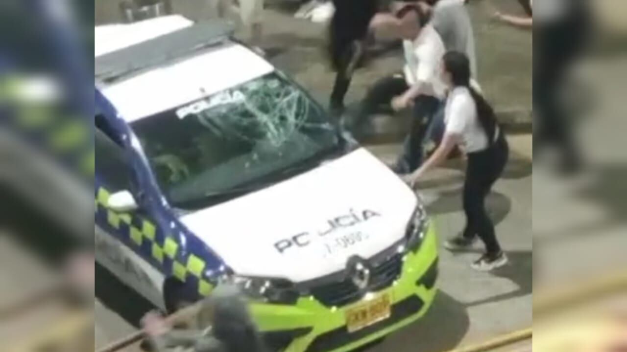 Una patrulla de la Policía fue vandalizada por algunos hinchas