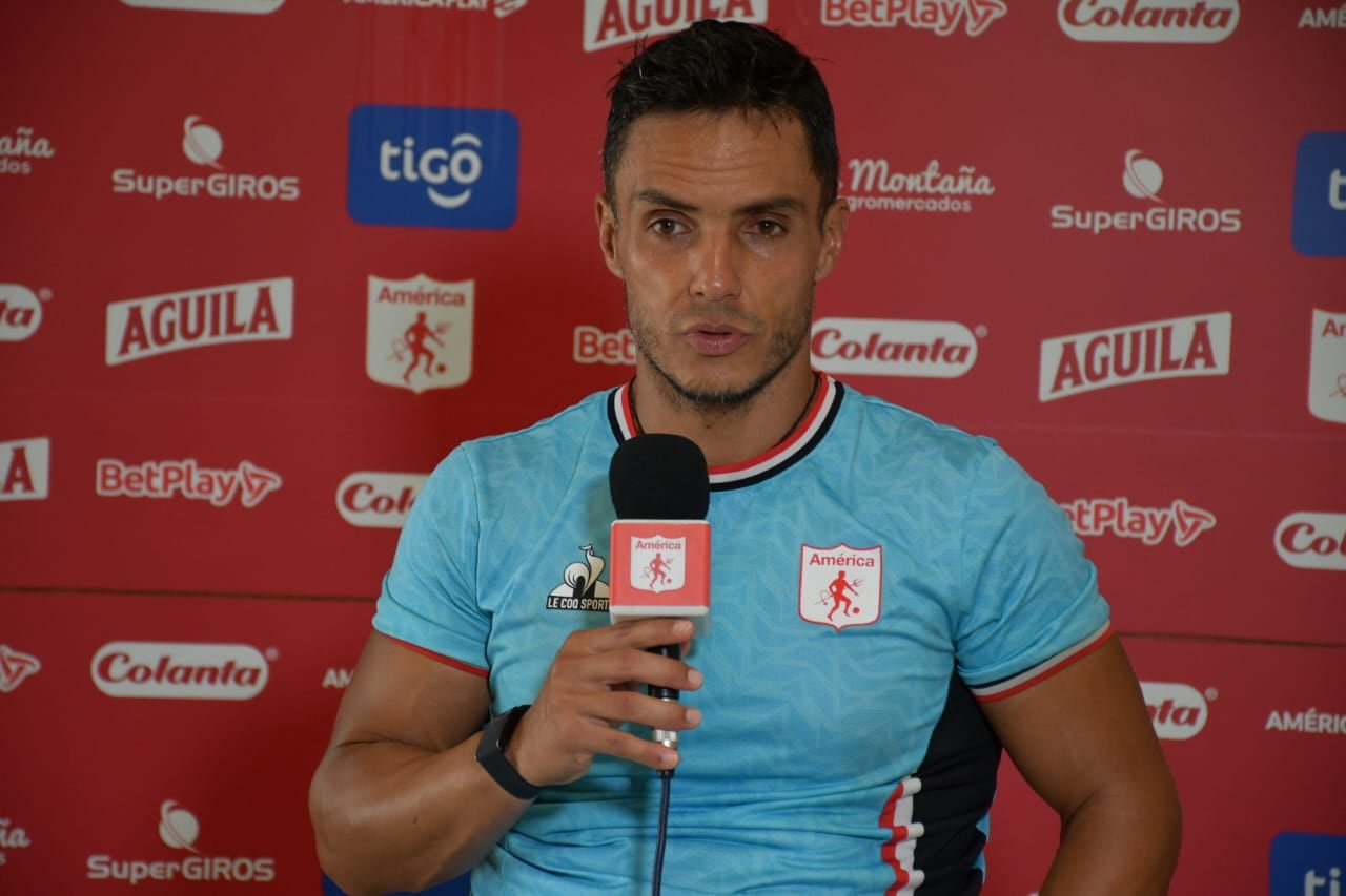 Lucas González, técnico del América de Cali en rueda de prensa.