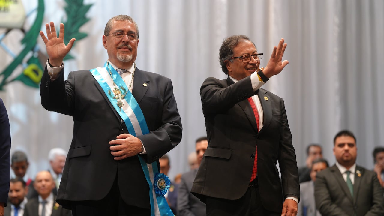 El presidente Petro canceló su viaje a Davos tras quedarse en Guatemala para la posesión de Bernardo Arévalo: regresará a Colombia - Semana
