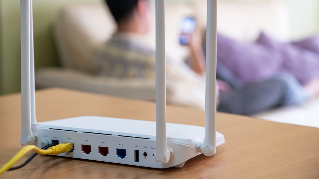 A parte de contratar el wifi e instalar el router en un lugar de la casa, es importante tener en cuenta algunos ajustes para tener una mejor conexión.