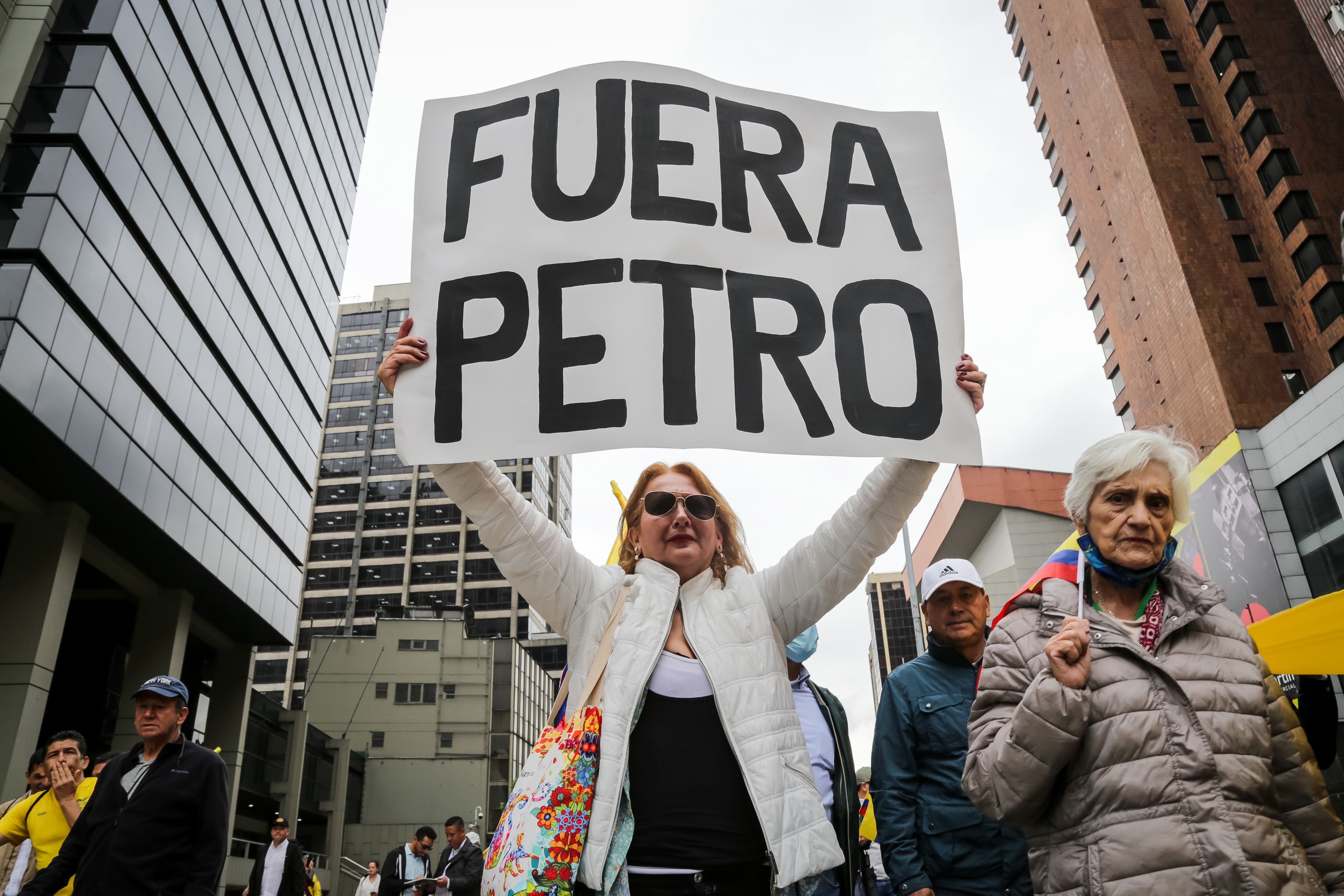 Marcha de la oposición en contra del gobierno de Gustavo Petro.