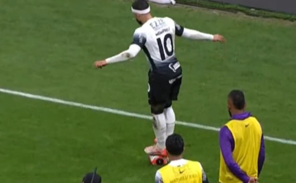 Memphis Depay haciendo la 'Chaverrinha'