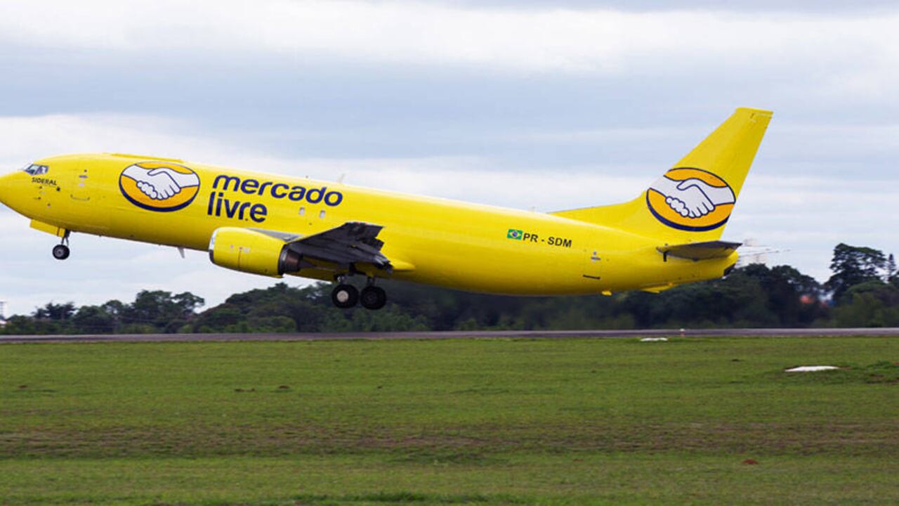 Mercado Libre dio a conocer su nueva flota de aviones, una estrategia logística que busca hacer más eficientes los envíos y que se enmarca en un plan de inversiones en Brasil de hasta US$694 millones.