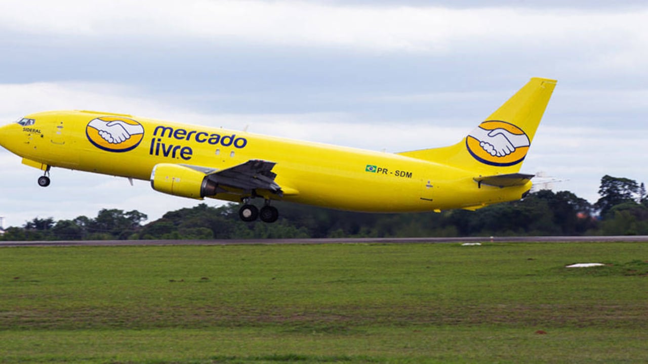 Mercado Libre dio a conocer su nueva flota de aviones, una estrategia logística que busca hacer más eficientes los envíos y que se enmarca en un plan de inversiones en Brasil de hasta US$694 millones.
