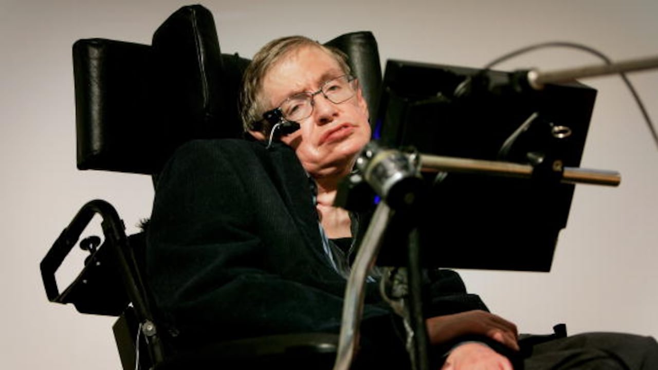 LONDRES - 17 DE ENERO: El profesor Stephen Hawking pronuncia su discurso en el lanzamiento del 'Boletín de los científicos atómicos' el 17 de enero de 2007 en Londres, Ebgland. Un grupo de científicos que evalúan los peligros que se plantean para la civilización ha adelantado el Reloj del Juicio Final dos minutos más cerca de la medianoche como indicación y advertencia de las amenazas de guerra nuclear y cambio climático. (Foto de Bruno Vincent/Getty Images)