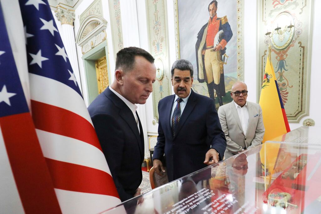 ARCHIVO - Esta foto publicada por la oficina de prensa de la presidencia de Venezuela muestra al presidente venezolano Nicolás Maduro, al centro, con Richard Grenell, enviado especial del presidente Donald Trump, a la izquierda, acompañado por el presidente de la Asamblea Nacional, Jorge Rodríguez, en el palacio presidencial de Miraflores en Caracas, Venezuela, el 31 de enero de 2025. (Oficina de prensa de la Presidencia de Venezuela, vía AP File)