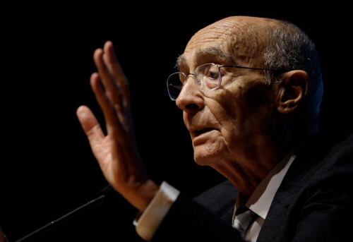 El escritor portugués y premio Nobel José Saramago murió el viernes a los 87 años en la isla española de Lanzarote, donde residía, anunció un comunicado de la Fundación Saramago. "Hoy viernes 18 de Junio, José Saramago ha fallecido en su domicilio de Lanzarote, a consecuencia de un fallo multiorgánico después de una larga enfermedad", indicó la Fundación Saramago en un comunicado en su página web. "El escritor murió acompañado de su familia, despidiéndose de una forma serena y plácida", añadió el comunicado de la Fundación. En 60 años, José Saramago publicó unas 30 obras: novelas, poesía, ensayos y obras de teatro.