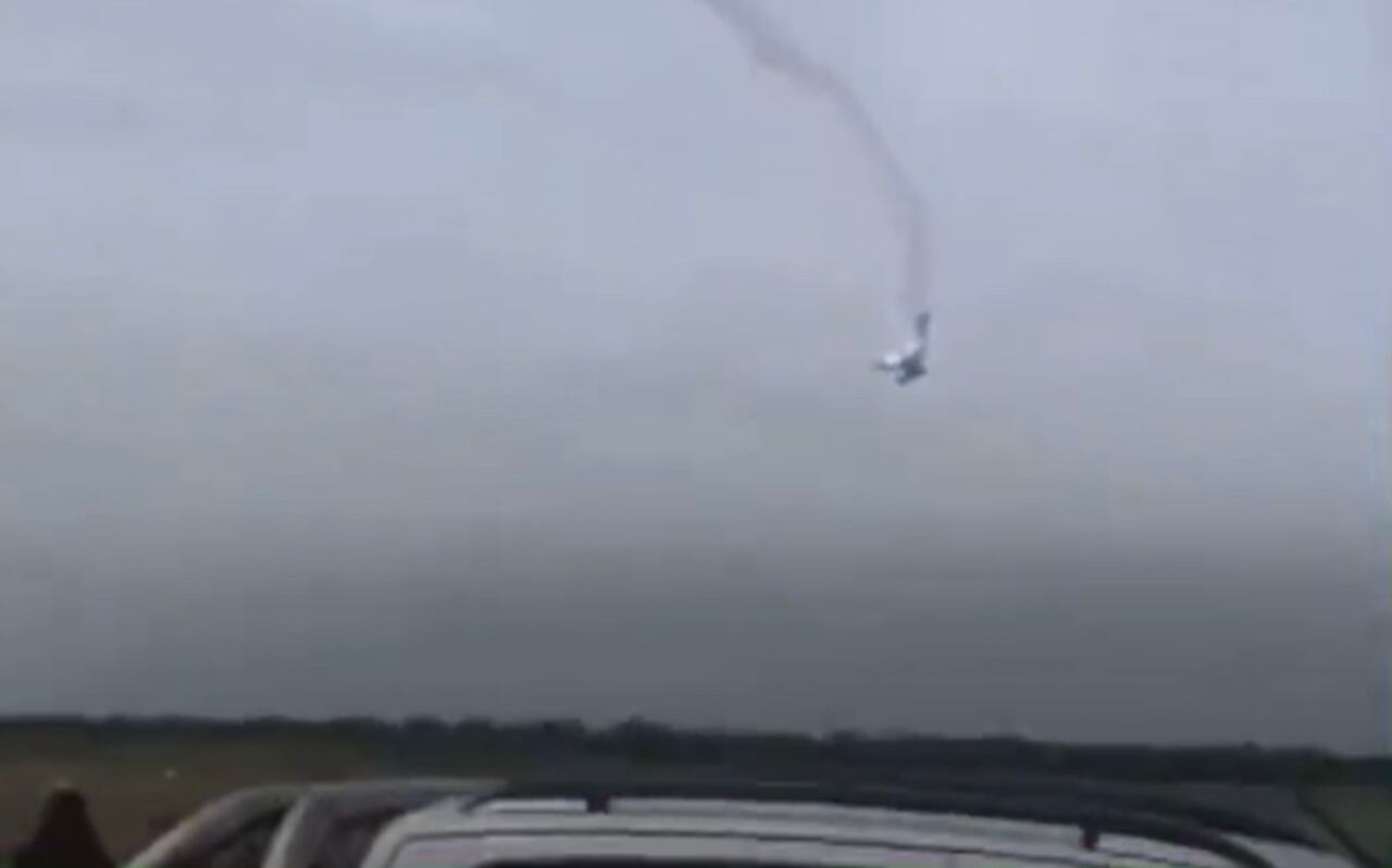 Entre tanto, la Policía del Chaco indicó que la investigación de este accidente fue asumido por la Justicia Federal y la Fuerza Aérea, para determinar las causas del mismo, que en principio, se atribuye a fallas técnicas.