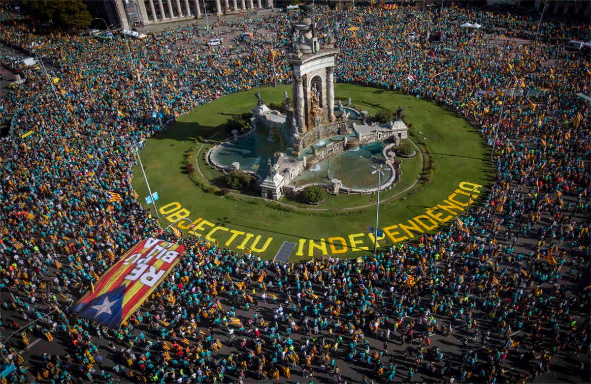 Manifestantes sostienen banderas de independencia mientras participan en una manifestación durante el Día Nacional de Cataluña en Barcelona, España, el miércoles 11 de septiembre de 2019. Miles de españoles que apoyan la secesión de Cataluña se están reuniendo en Barcelona, unas semanas antes de un veredicto muy esperado en un caso contra 12 líderes del movimiento separatista. (Foto AP / Emilio Morenatti)