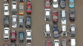 Cientos de automóviles de los parqueaderos del centro de la ciudad de Brisbane, en Australia, quedaron a merced del agua.