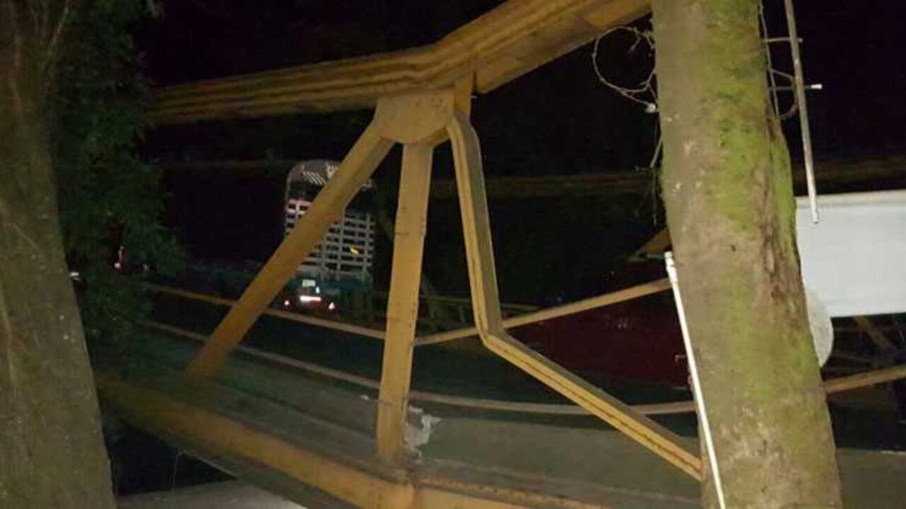 El puente mide aproximandamente 50 metros.