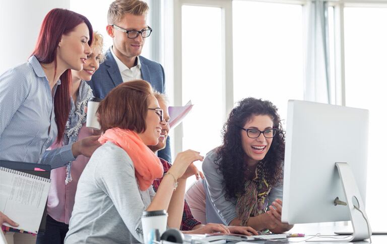 Las mujeres cada vez se educan más y participan más en el mercado laboral, lo que limita el tiempo disponible para la crianza y, por tanto, incide en la decisión sobre la maternidad. 