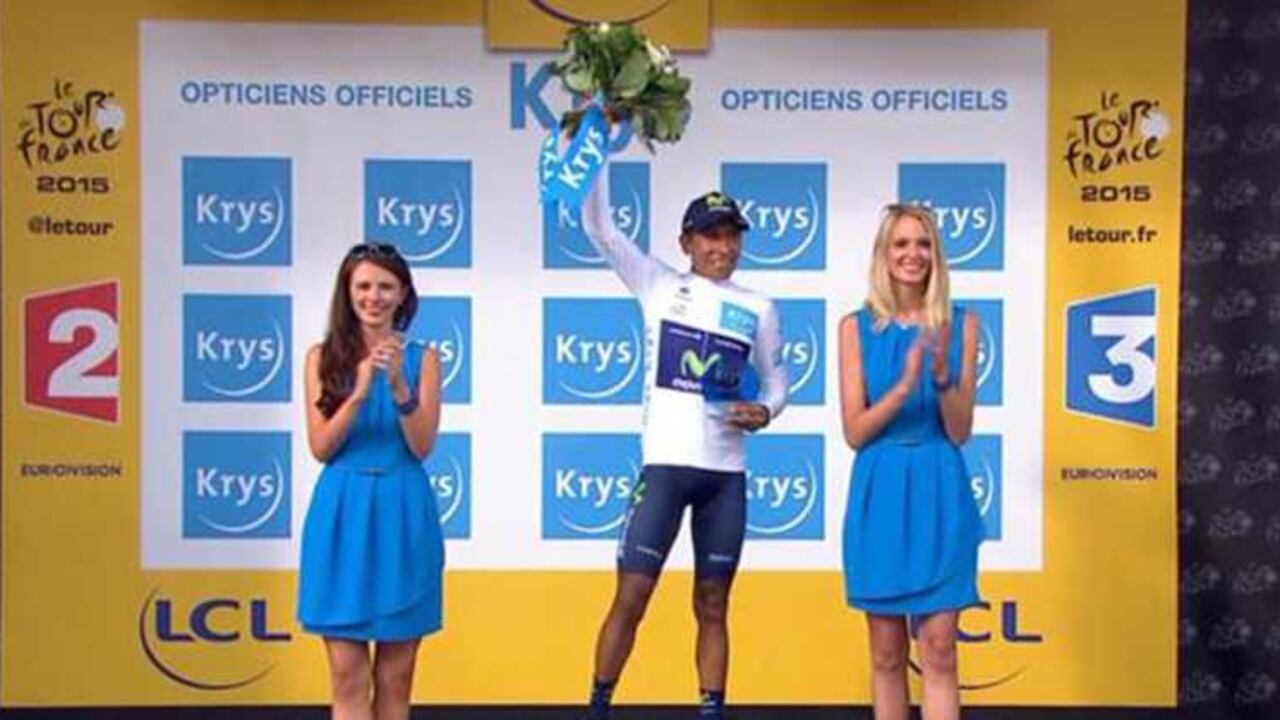 Nairo Quintana al recoger el Maillot Blanc.