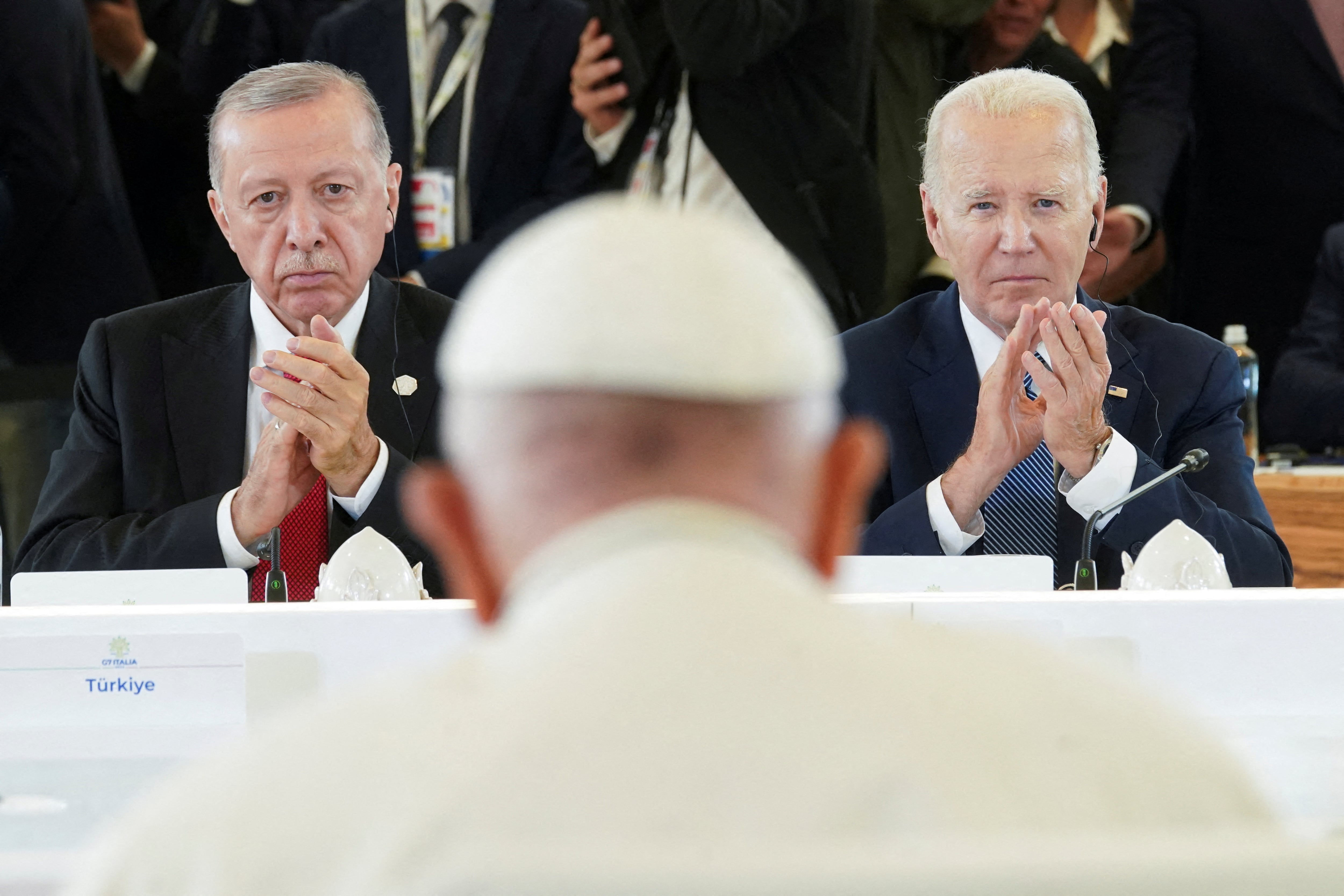 El Presidente de Estados Unidos, Joe Biden, y el Presidente de Turquía, Recep Tayyip Erdogan, asisten al segundo día de la cumbre del G7 en Borgo Egnazia, Italia, el 14 de junio de 2024.
