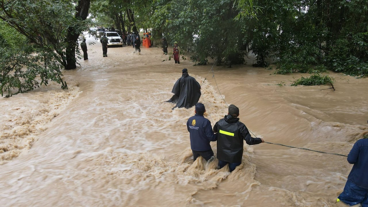 En los departamentos de Meta y Casanare, alerta máxima por ola invernal. Alerta máxima en el Río Upia.
Las fuertes lluvias tienen en alerta roja el cauce del río Upía. La Dirección de Gestión del Riesgo reporta un peligroso aumento en el nivel del agua y ordena a las comunidades ribereñas extremar precauciones.