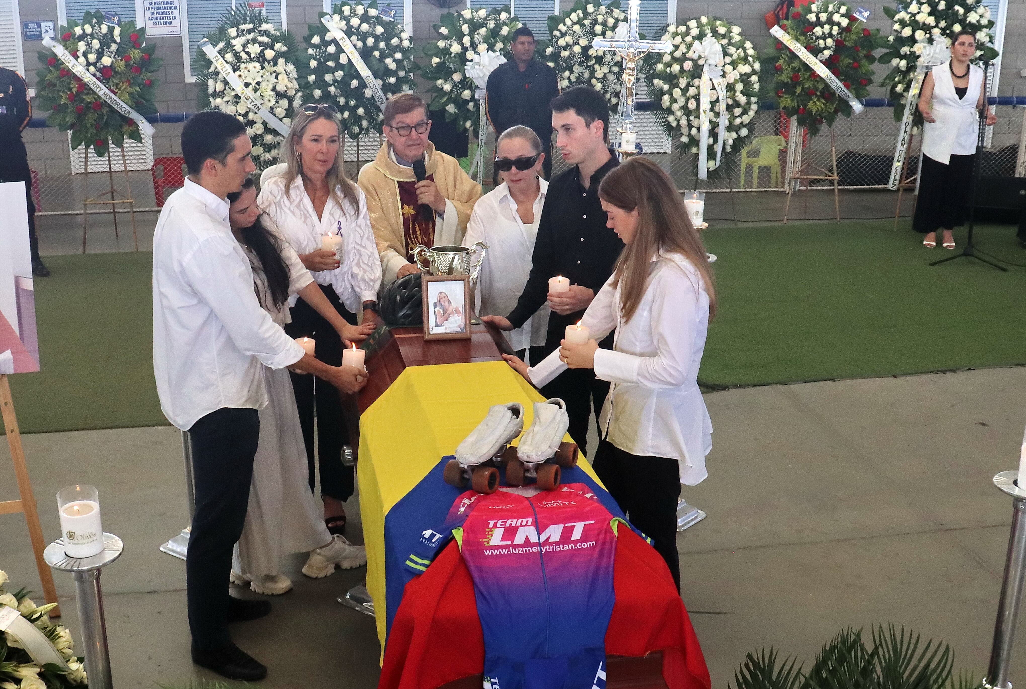 EN LE CENTRO DE EVENTOS LUZ MERY TRISTÁN SE CELEVRÓ EL FUNERAL DE LA EX CAMPONA MUNIDAL DE PATINAJE LUZ MERY TRISTÁN ASESINADA  POR SU NOVIO. AL ACTO ASISTIERON SUS HIJOS.