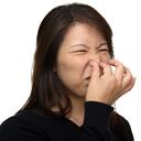 El mal olor en el cuero cabelludo puede ser producto de una mala higiene.