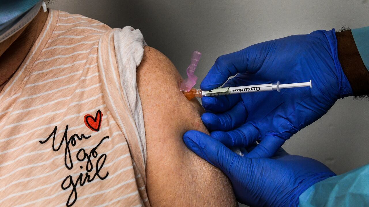 Chicago le pone tatequieto a la vacuna de Pfizer por reacciones adversas de cuatro trabajadores