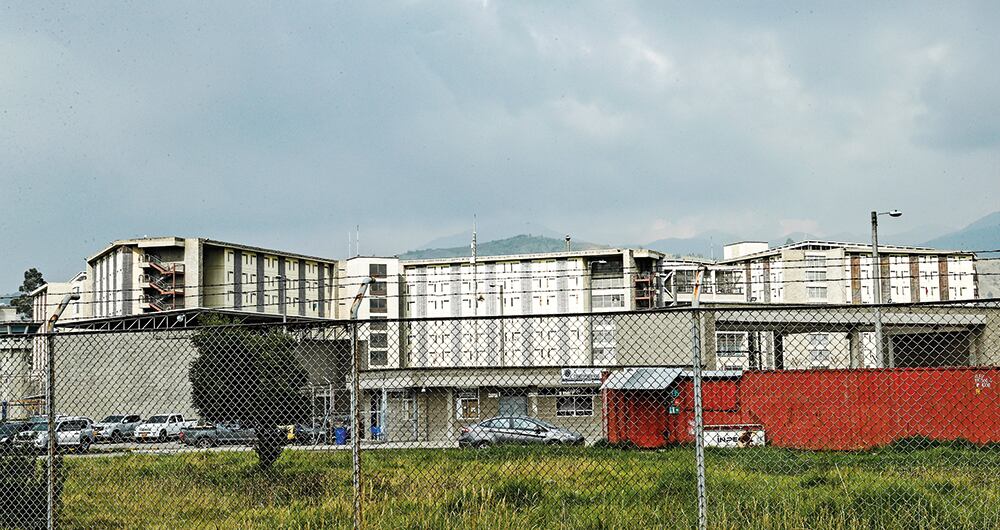 Por medio de un comunicado de la organización Muerte a Guardianes Opresores, que comanda Pipe Tuluá, se anunció la reactivación del plan pistola contra los guardias del Inpec.  