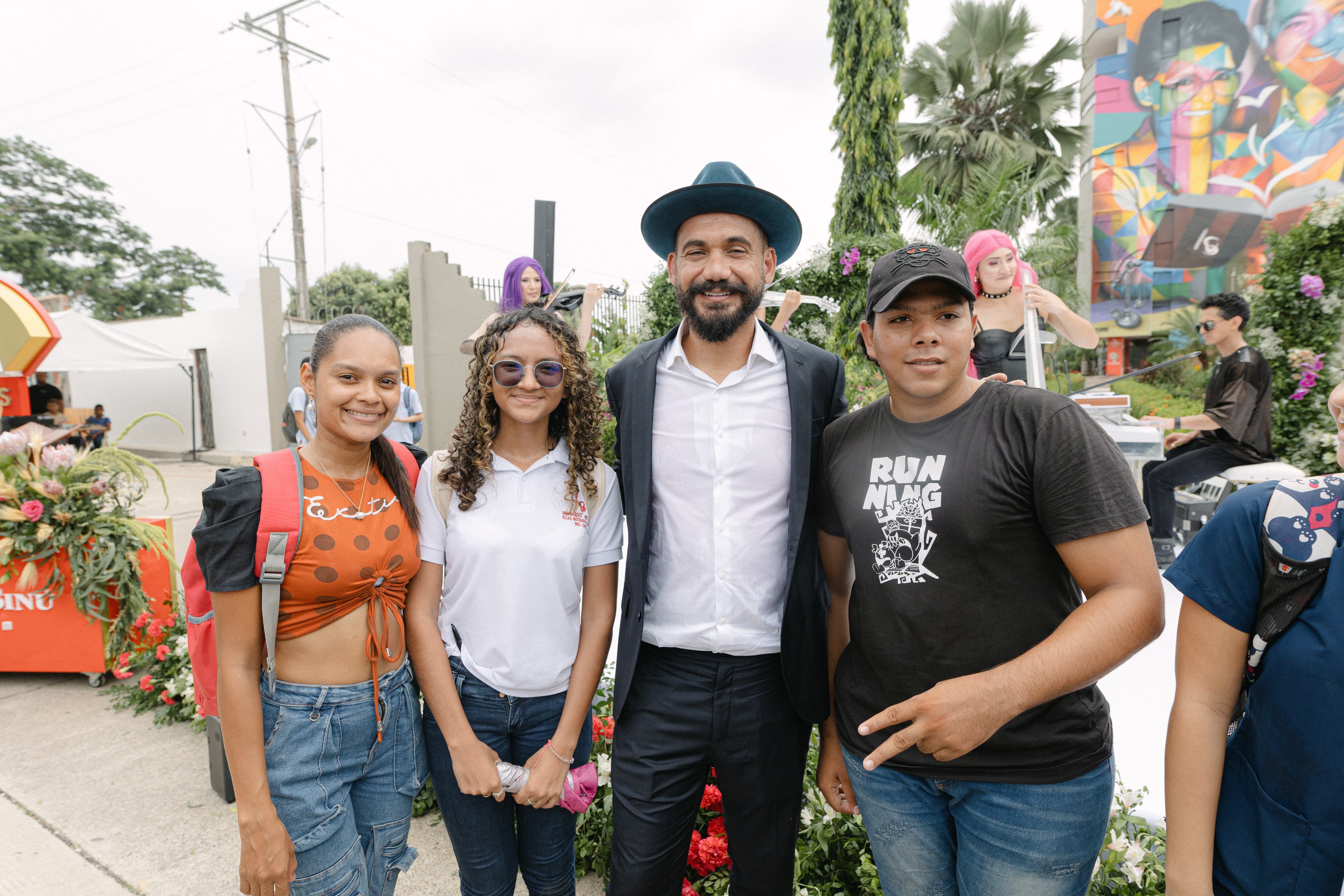 El muralista Kobra pasó por Montería, donde dejó su primera obra en Colombia, un homenaje al científico Elías Bechara Zainúm (1920-2013) y a la educadora Saray Castilla de Bechara (1929-2018), pareja que en la educación de la gente vio una prioridad y una oportunidad de construir paz. Fundaron la Universidad del Sinú hace 50 años.