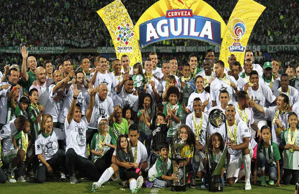 Los jugadores de Nacional celebraron junto con sus familiares la obtención del título. Fotografía: Pablo Monsalve/SEMANA.