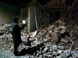 Un trabajador del gobierno observa los escombros de una casa derribada por el terremoto en el condado de Jishishan, en la provincia de Gansu, en el noroeste de China, el martes 19 de diciembre de 2023. Al menos 100 personas murieron en un terremoto de magnitud 6,2 en una región fría y montañosa en el noroeste. China, informaron el martes los medios estatales del país. (Chinatopix vía AP)
