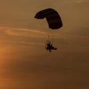Geoff Merritt vuela su paracaídas motorizado a través de los cielos al atardecer cerca del sur de Walla Walla, Washington, el jueves 1 de octubre de 2020 (Greg Lehman / Walla Walla Union-Bulletin vía AP)